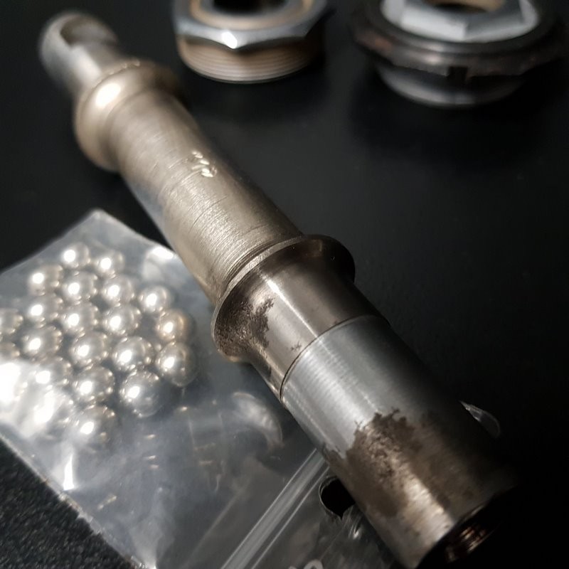 Axe de pédalier N.O.S "STRONGLIGHT à clavettes" 125 mm (Ref 381)