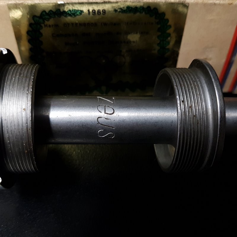 Keyed bottom bracket axle N.O.S "ZEUS GRAN SPORT" 127 mm BSC (Ref 384)