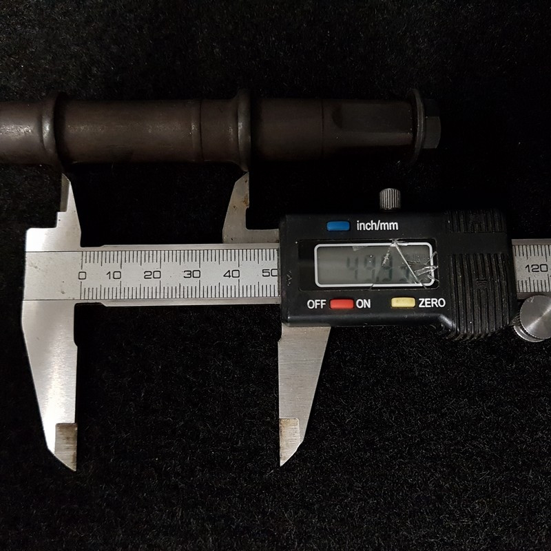 JIS 129 mm square bottom bracket axle (Ref 349)