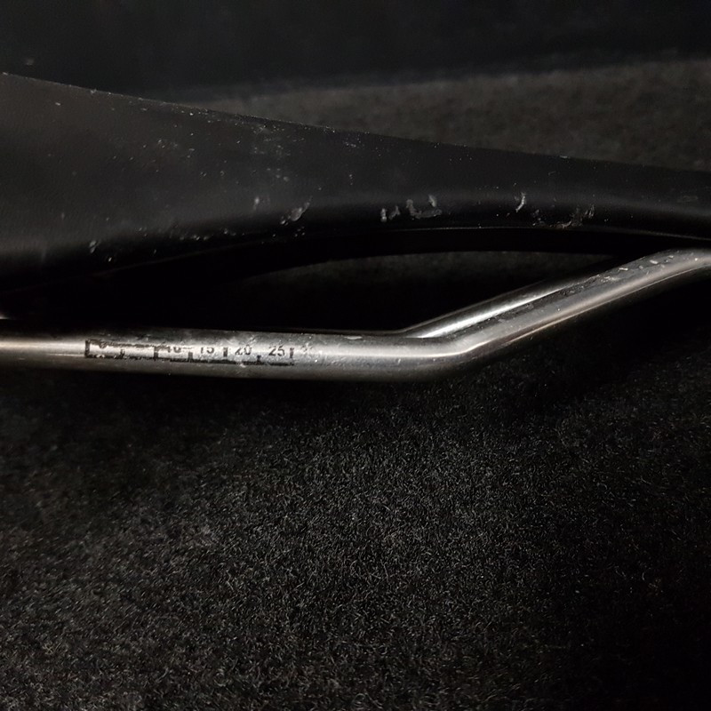 Sella "VELO CARBON" (Ref 527)