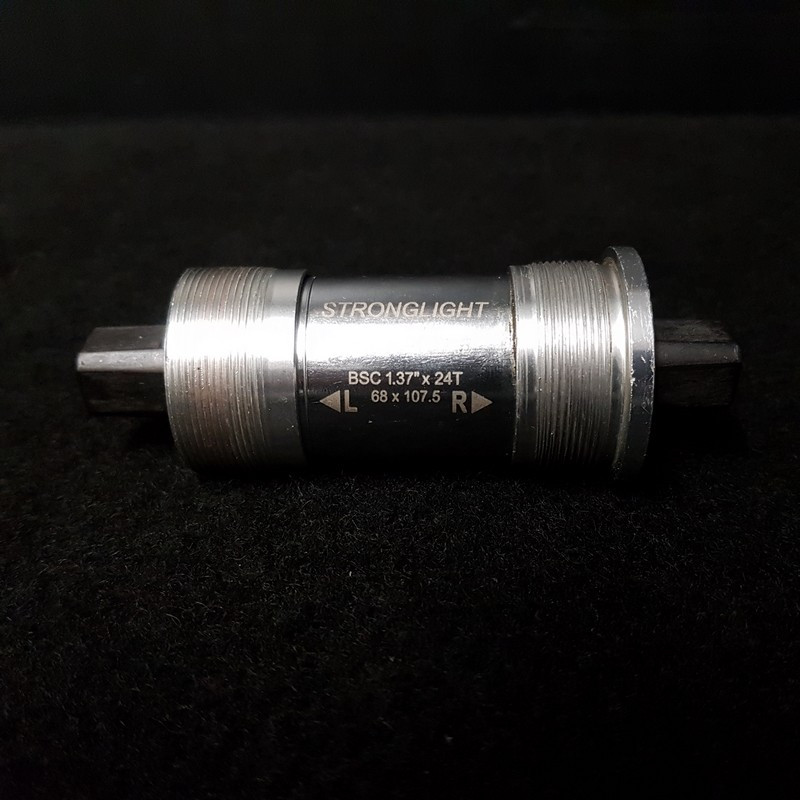 Eje de pedalier STRONGLGHT JP400" 107.5mm BSC (Ref 413)