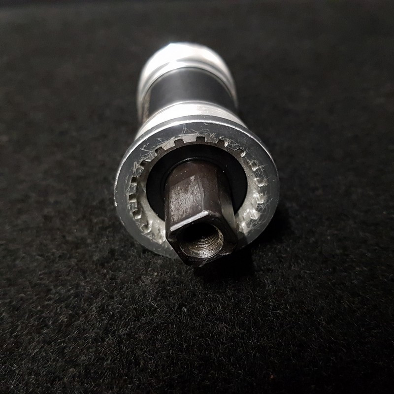 Tretlagerachse "STRONGLGHT JP400" 107.5mm BSC (Ref 413)