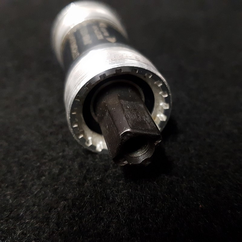 Eje de pedalier STRONGLGHT JP400" 107.5mm BSC (Ref 413)