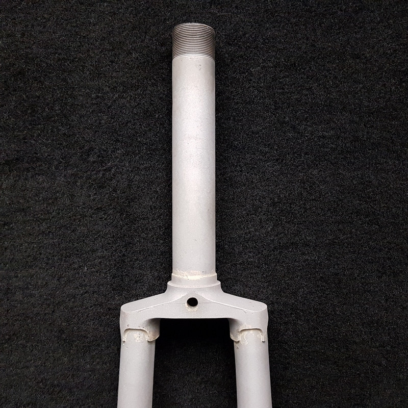 Fourche 700 en acier sablée 25 x 1 (Ref 222)