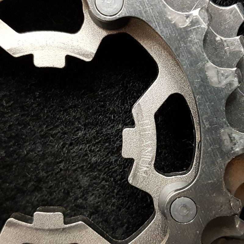 Pignons "CAMPAGNOLO RECORD TITANIUM 9v" 19/21/23d (Ref 157)