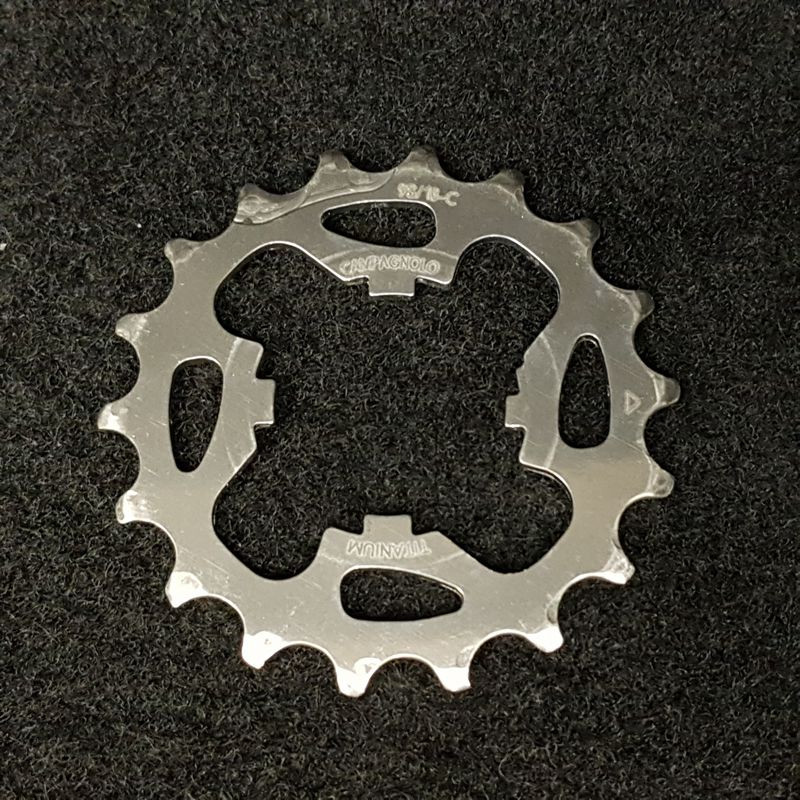 Pignon "CAMPAGNOLO RECORD TITANIUM 9v" 18d (Ref 159)