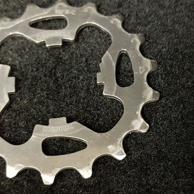 Pignon "CAMPAGNOLO RECORD TITANIUM 9v" 18d (Ref 163)