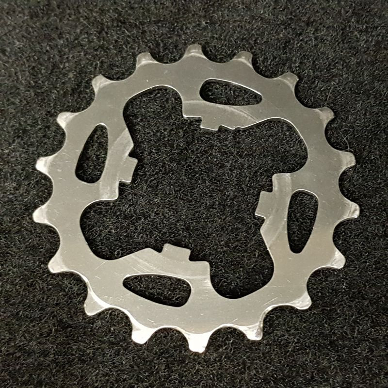 Pignon "CAMPAGNOLO RECORD TITANIUM 9v" 18d (Ref 163)