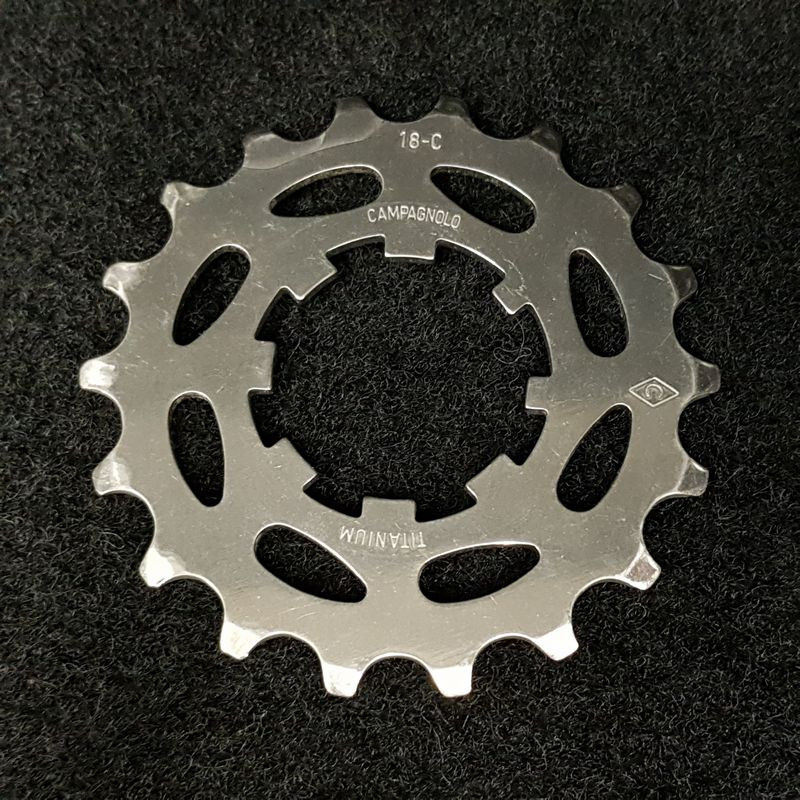 Pignon "CAMPAGNOLO RECORD TITANIUM 9v" 18d (Ref 164)