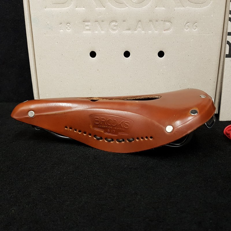 Selle "BROOKS B17 NARROW CARVED" (Ref 590)