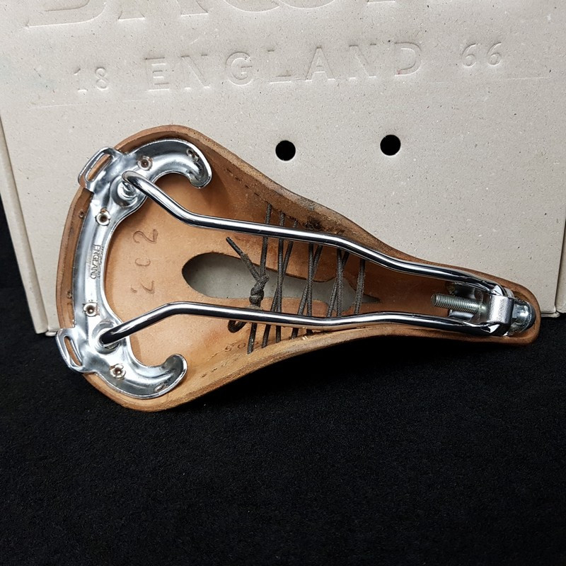 Selle "BROOKS B17 NARROW CARVED" (Ref 590)