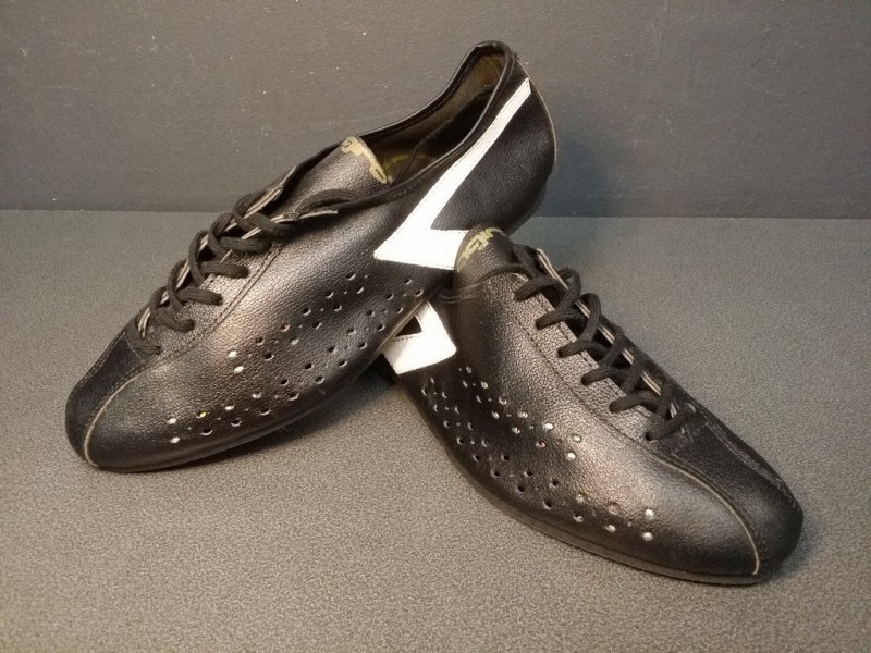 Chaussures "AGIRO noir/blanc" Taille 39 (Ref 12)