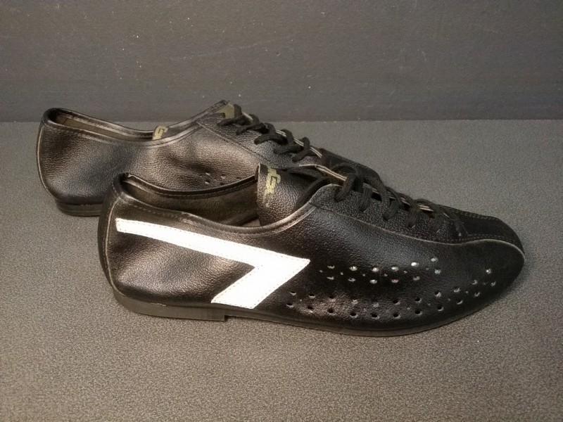 Chaussures "AGIRO noir/blanc" Taille 39 (Ref 12)