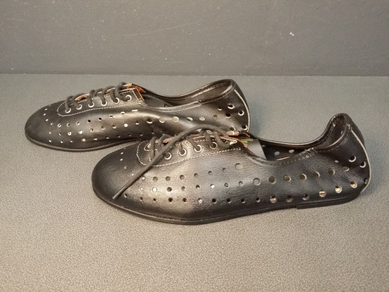 Chaussures NOS " HUNGA" Taille 40 (Ref 26)